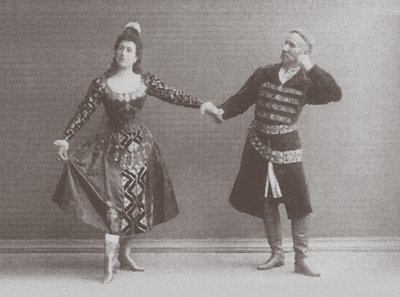 Julia und Felix Kschessinsky in der Mazurka (Polnischer Tanz) im Original Ivanov-Petipa Schwanensee, 1895 von Russian Photographer